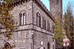 Palazzo-Malaspina-e-sullo-sfondo-Torre-Obertenga